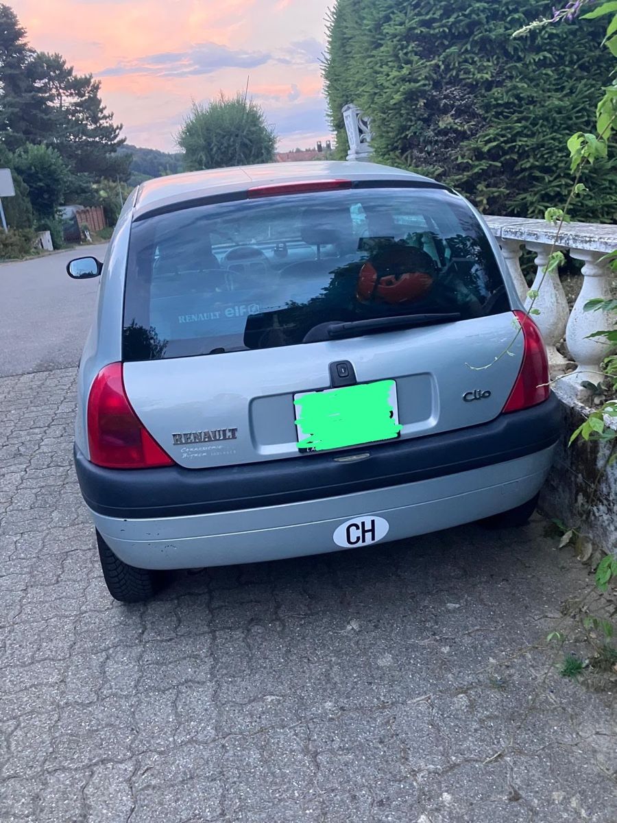 Renault Automobili: Renault Clio (Export) – Usato da Fribourg venduto da rouvi 2
