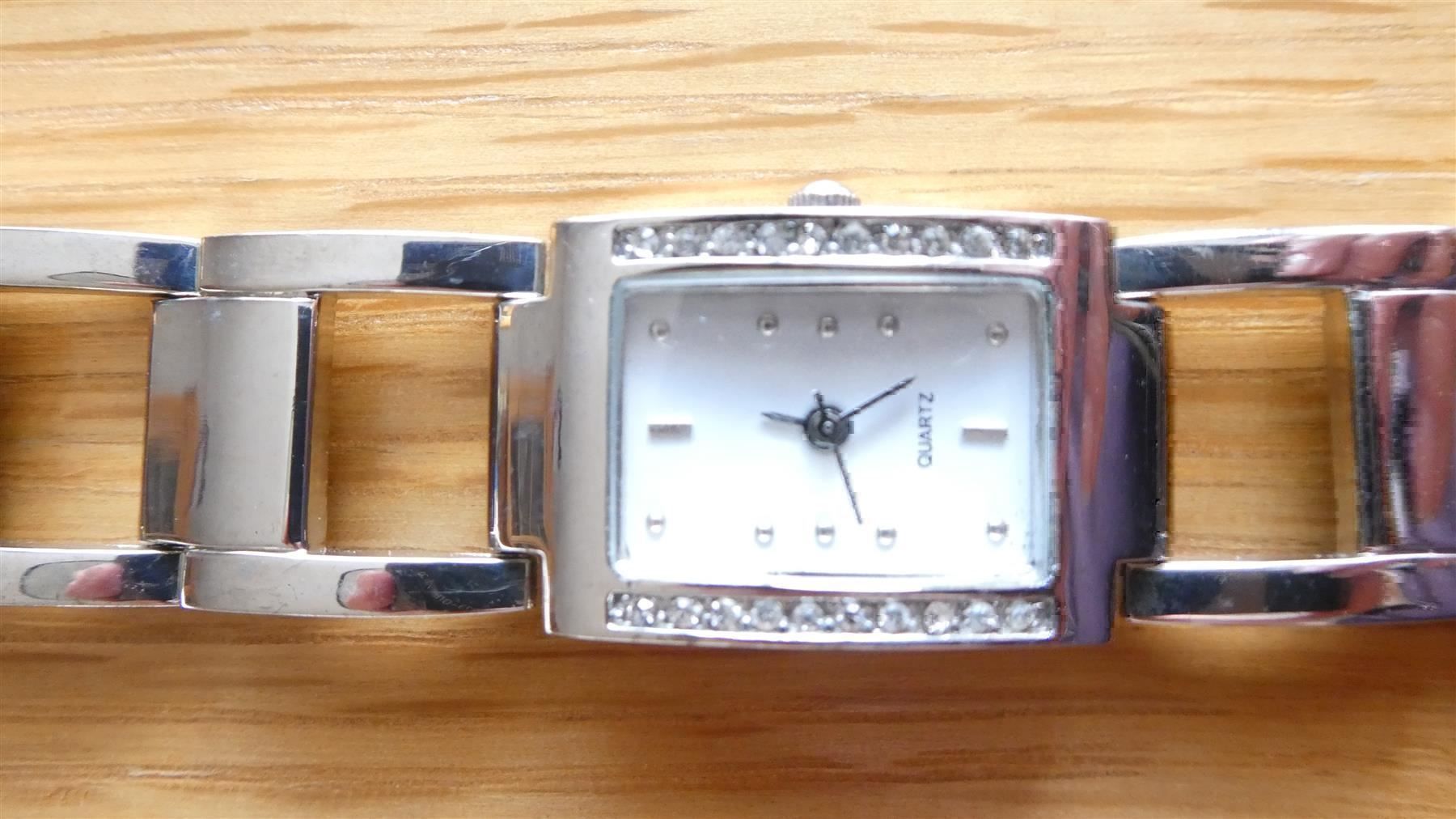 Orologi: Damenuhr mit Strasssteinen silbern Quarz – Usato da Frauenfeld venduto da dhour