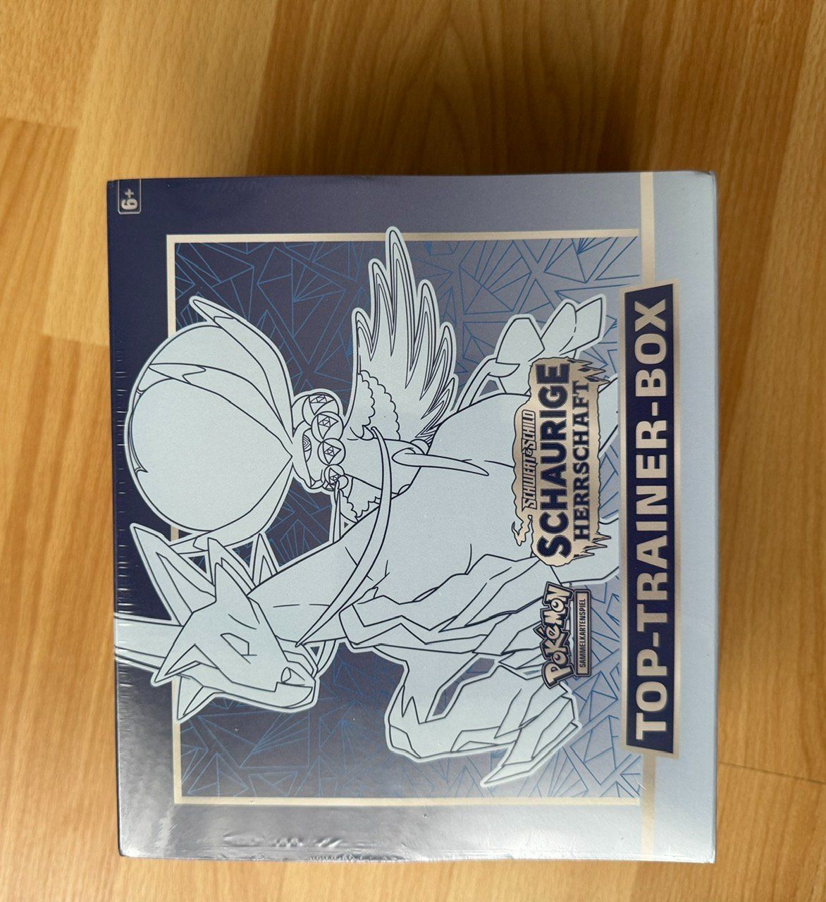 Pokémon Cartes à collectionner: Schaurige Herrschaft Top-Trainer-Box – Neuf avec emballage d'origine à Matzendorf par SwissMagicKarten