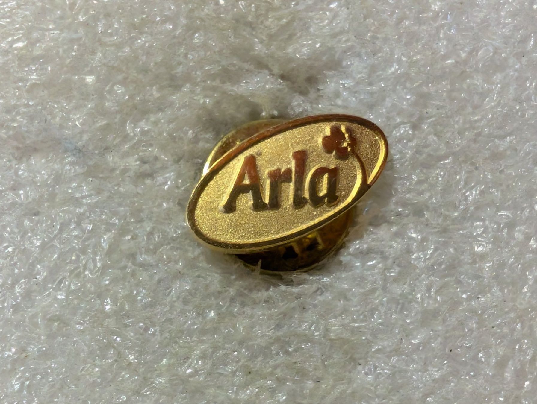 Placchette & Badge: Ansteckpin 40: Arla – Usato da Oppligen venduto da Pin-Fall-Shop