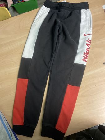Nike Air Jogginghose schwarz/rot/weiss Gr. 146/152