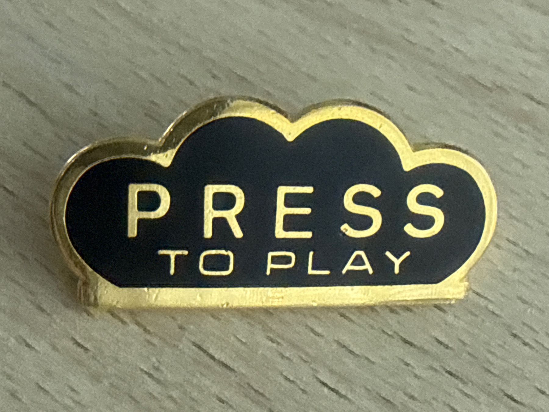 Plaquettes & Badges: Pin PRESS TO PLAY – D'occasion à Glattbrugg par Schweigmatt