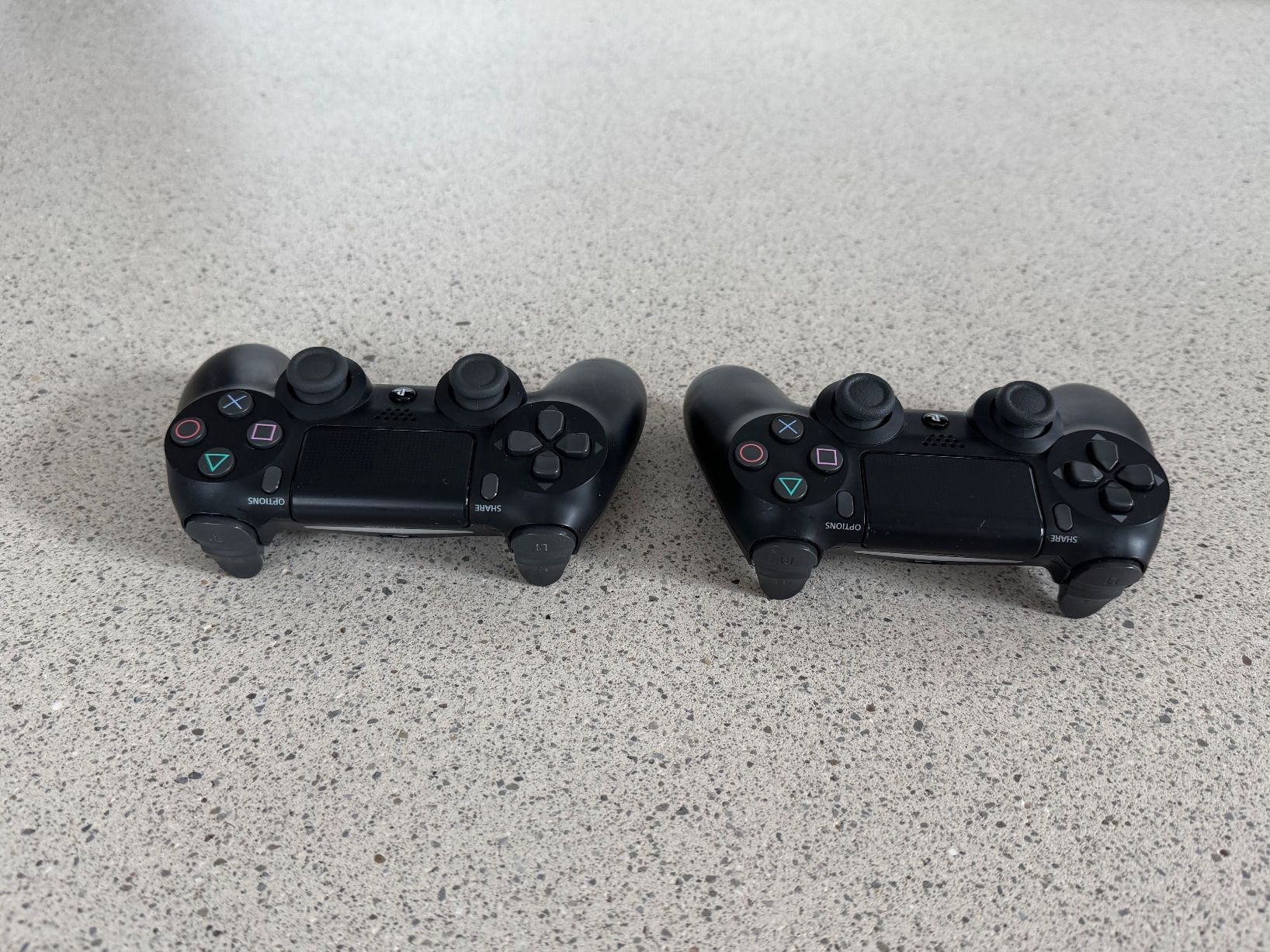 Sony Console: 2x Sony PS4 Dualshock 4 Wireless Controller - schwarz – Usato da Suhr venduto da Tradewarrior 1