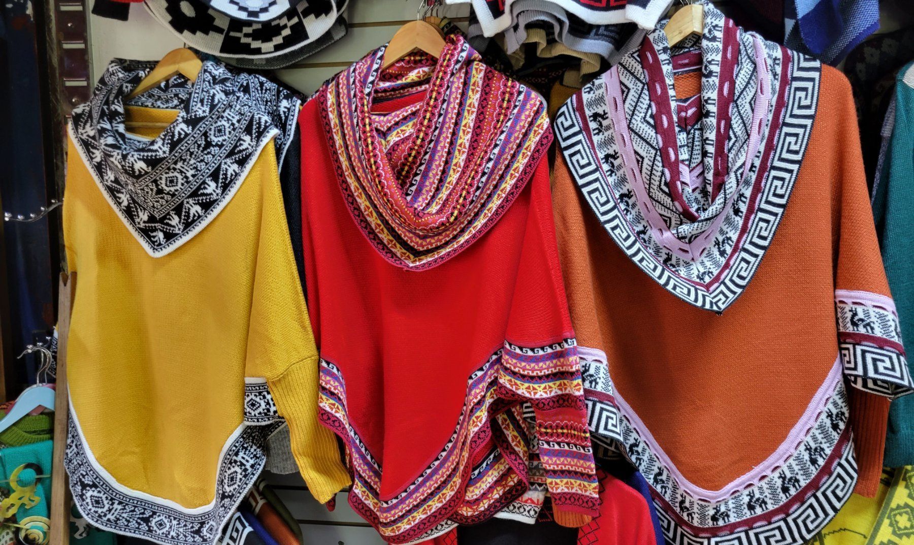 Maglioni & Felpe: Cape Poncho Rollkragenpullover Superfein, Neu, viele Farben! – Nuovo e nell'imballaggio originale da Lima- Peru venduto da Alpaka-Haus 2