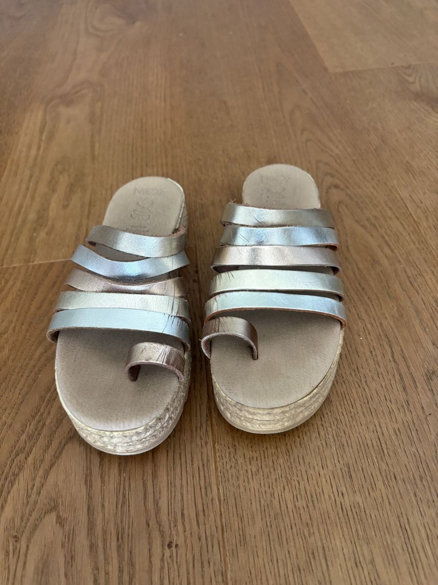 Chaussures filles: Griechische Ledersandale, Grösse 36 – D'occasion à Arth par Windig 1