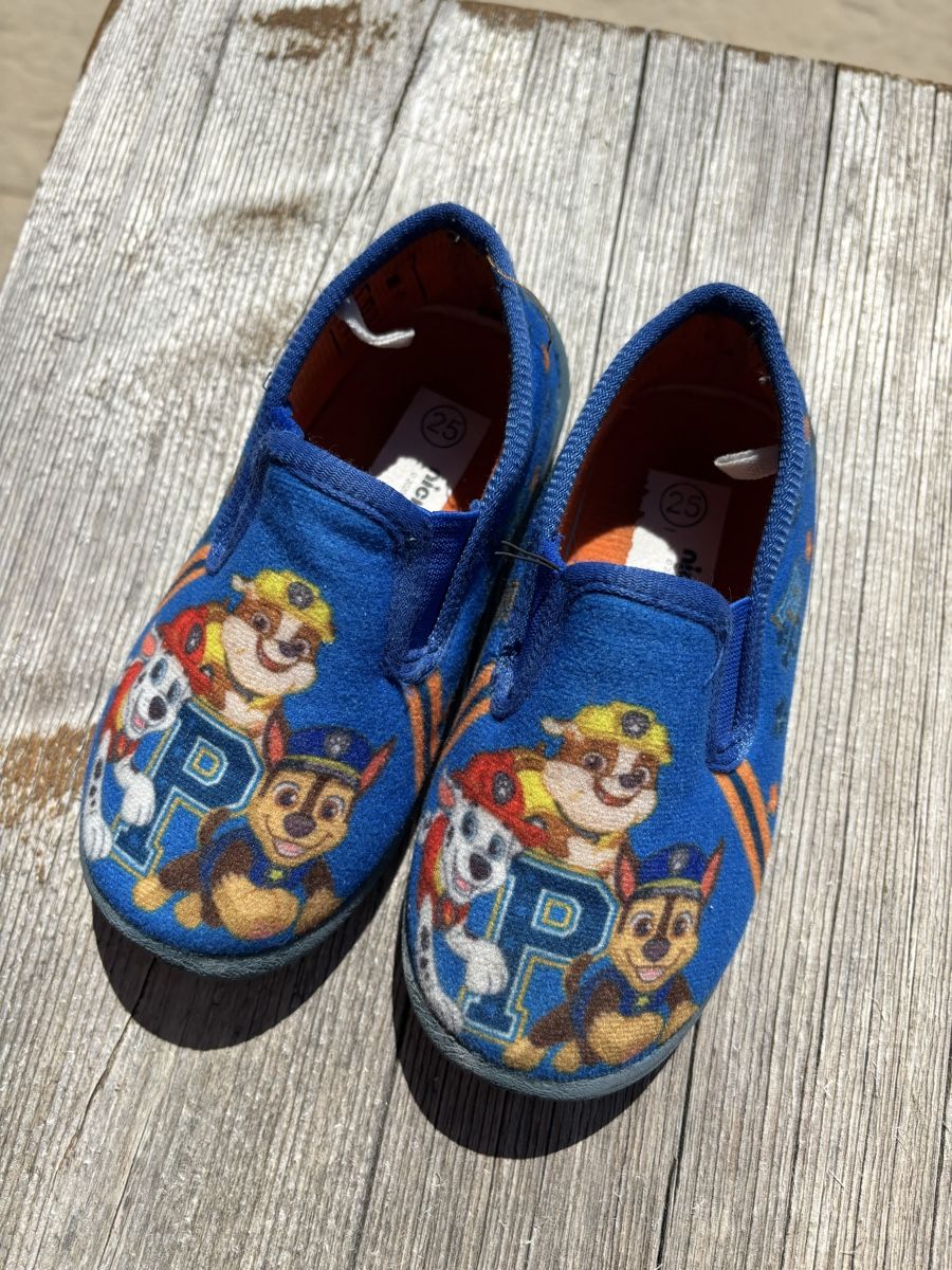 Schuhe für Jungen: Pantoufles taille 25 – Gebraucht aus Chapelle-s-Moudon von vanesso