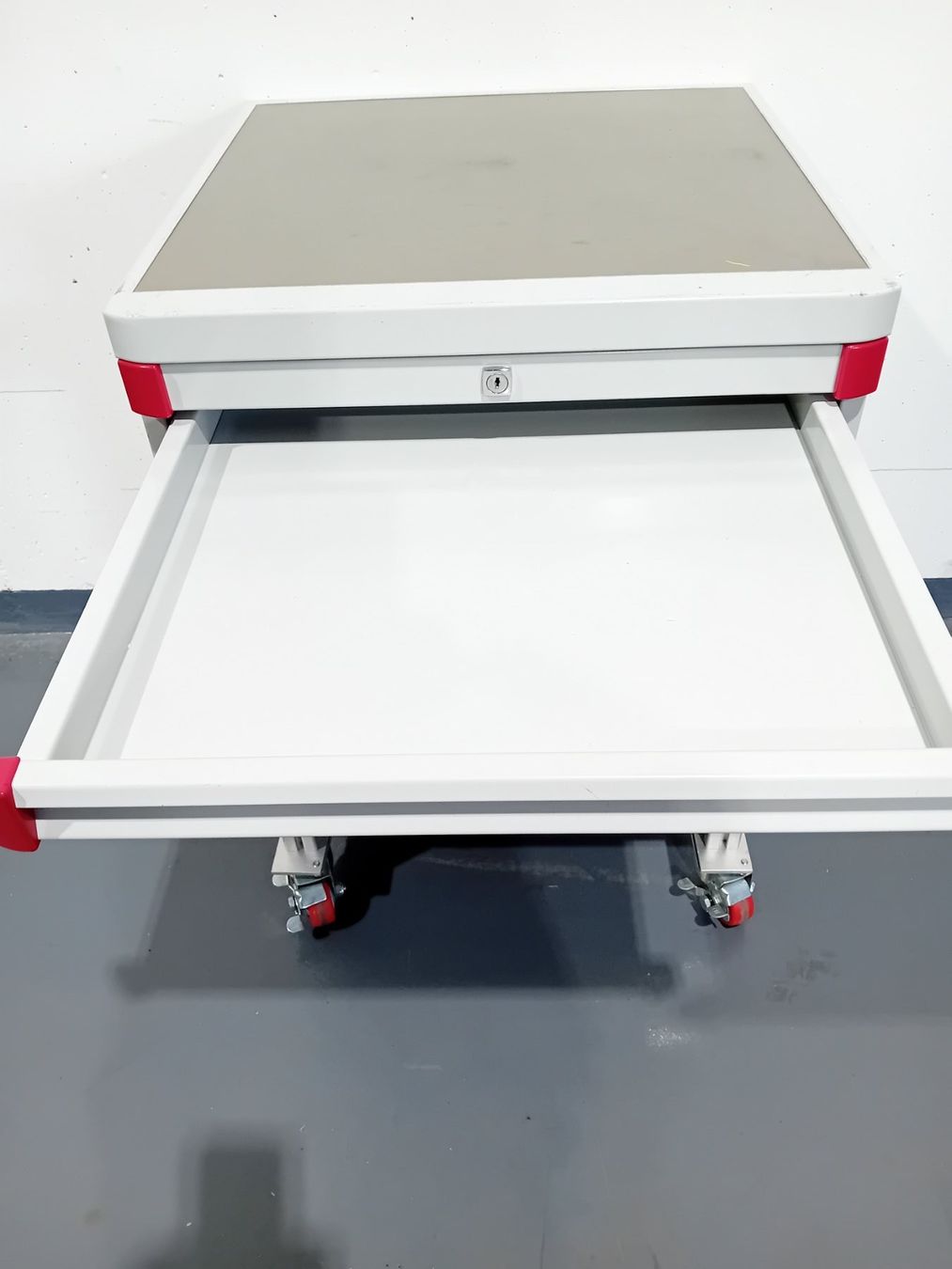 Korpus: Rollkorpus mit Schubladen – Gebraucht aus Kaltbrunn von  1