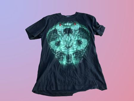 T-Shirt mit Schlangenmotiv leuchtet im dunkeln