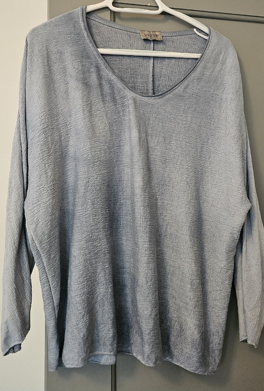 T-shirts: Pull bleu clair marque Garçonne Taille unique – D'occasion à Yverdon-les-Bains par van_dq65