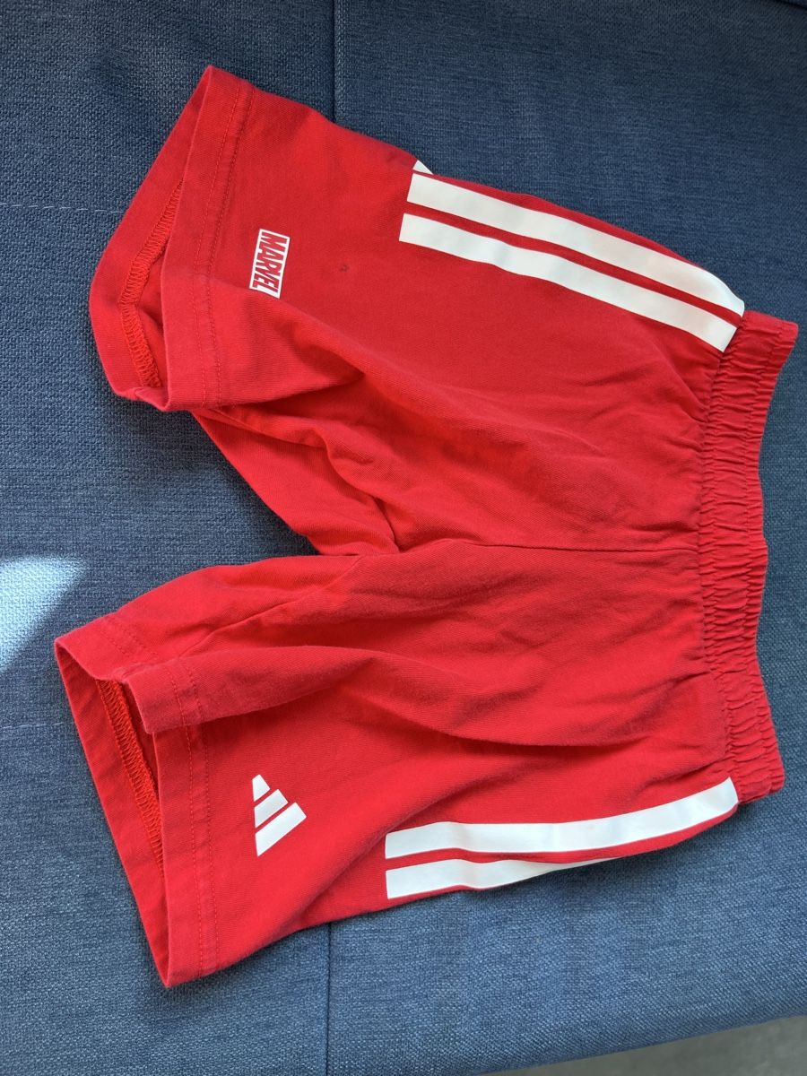 Kleiderpakete & -sets: 2er Set kurze Hose mit Marvel Shirt Grösse 104 – Gebraucht aus Altikon von shiva123shiva 2