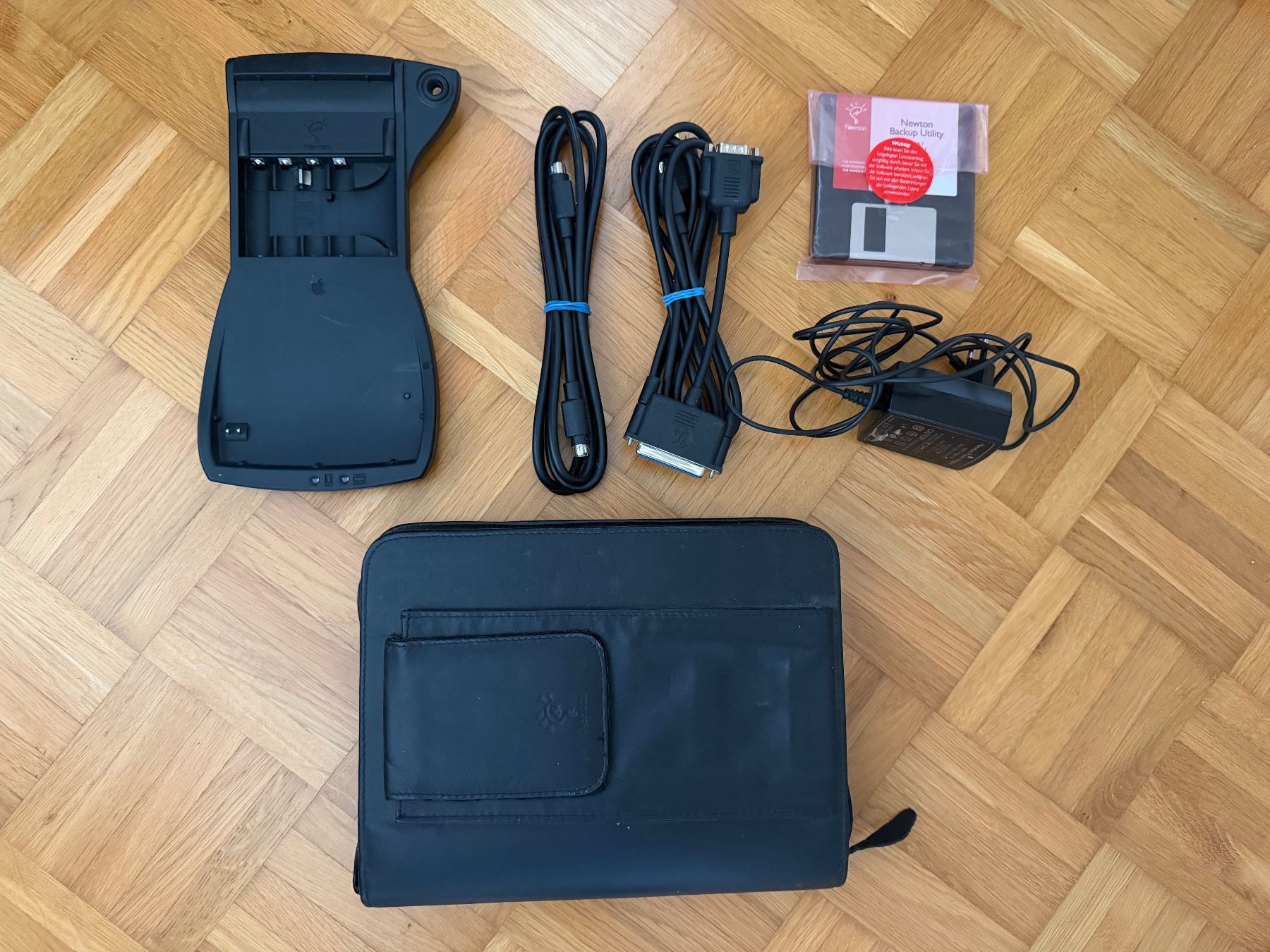 Apple PDAs: Newton MessagePad 110/120/130 Connectivity + Ladestation – Gebraucht aus Adliswil von synchrot