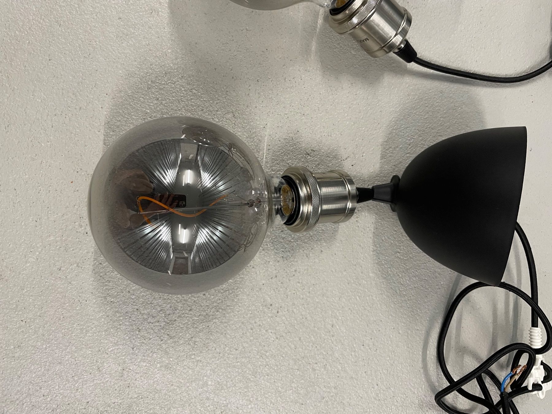 Lampen: 2 Pendelleuchten schwarz mit Leuchtmittel – Gebraucht aus Hinwil von sim_k889