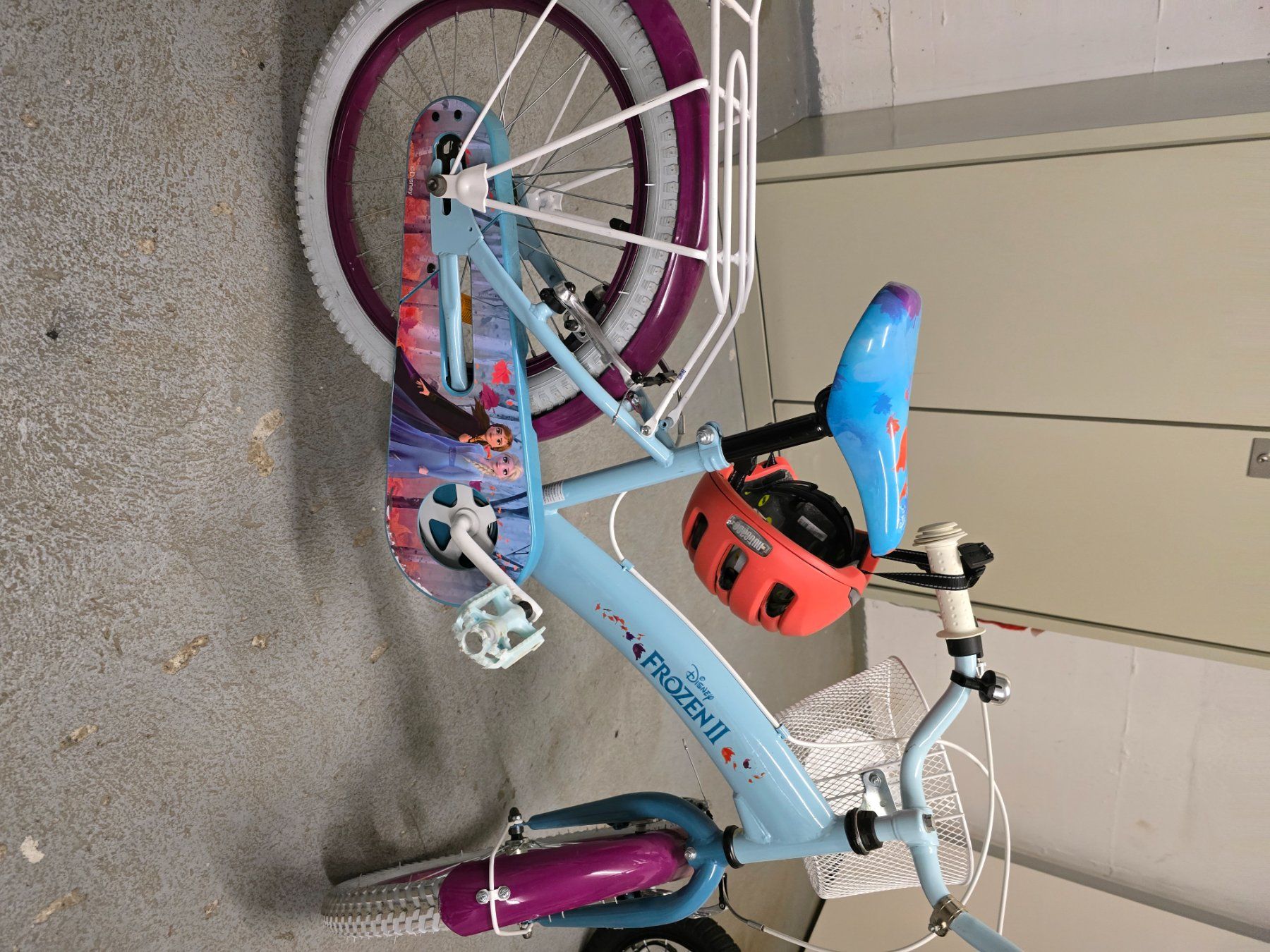 Vélos: Kindervelo mit Helm – D'occasion à Lütisburg par snehulienka88 1