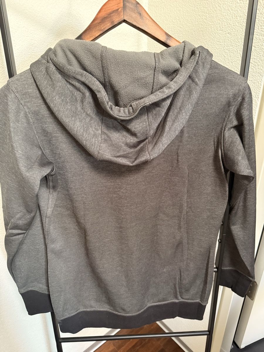 Vestes: Grauer Kapuzenpullover Kathmandu, Grösse M – D'occasion à Winterthur par hera05 2