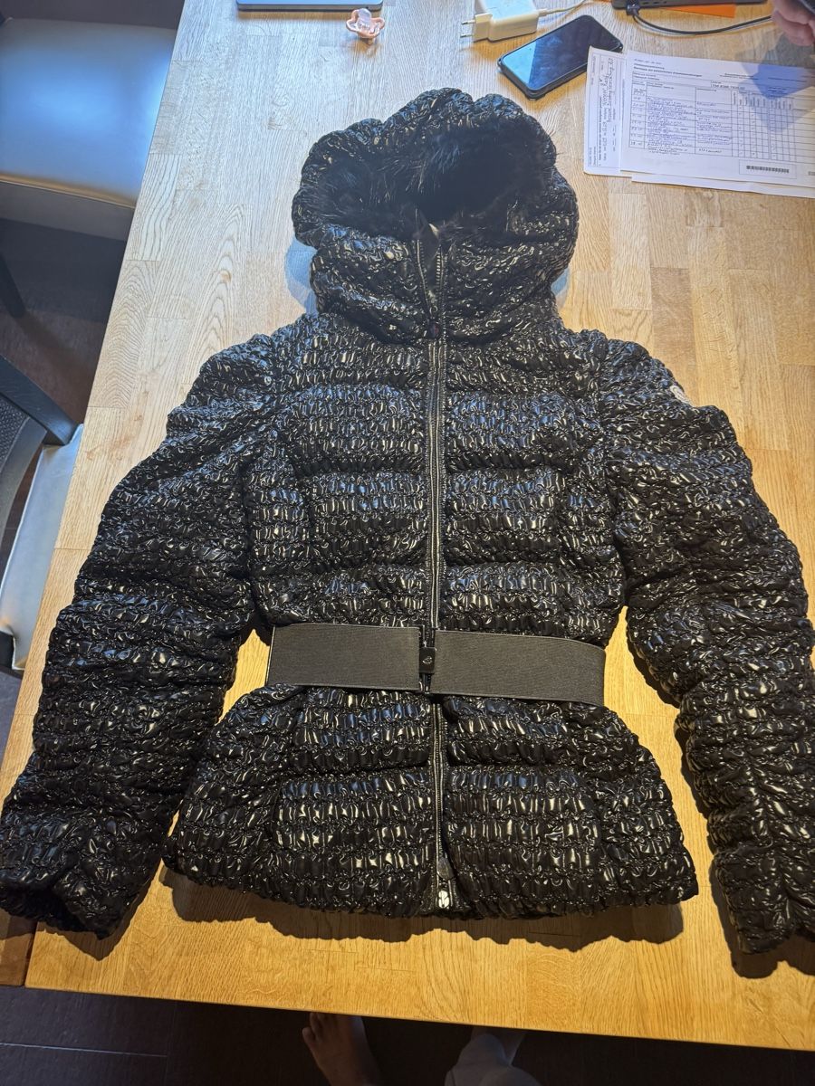 Moncler Giacche: Moncler Fur Hood Jacket – Usato da Grund b. Gstaad venduto da ReLuxe