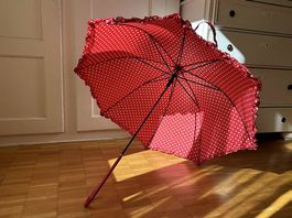 Regenschirm rot mit weissen Punkten und Rüschen gebraucht