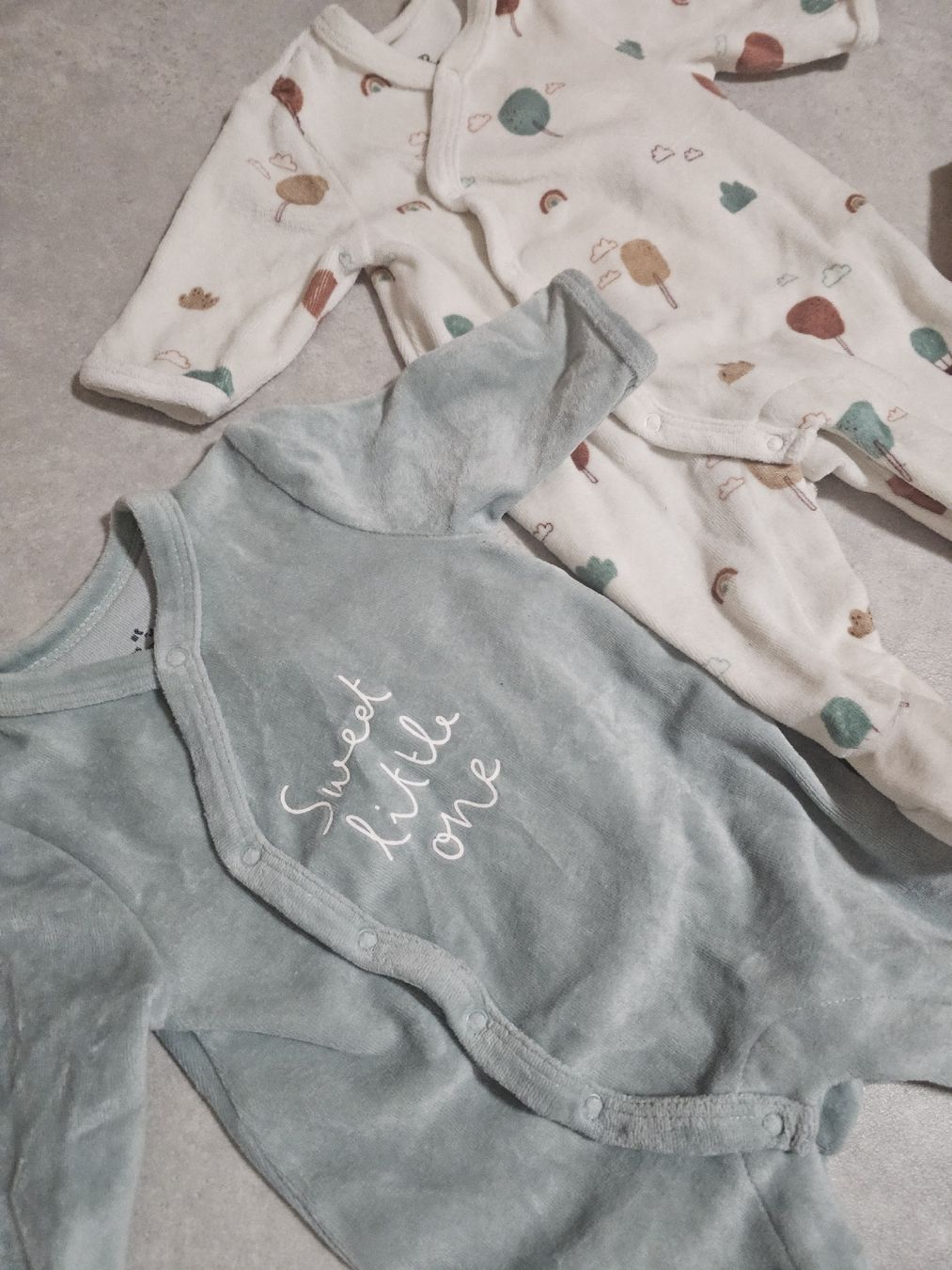 Lotti & Set di vestiti: Lot de 3 pyjamas en velours 1 mois – Nuovo (secondo la descrizione) da Sornetan venduto da T.a333 1