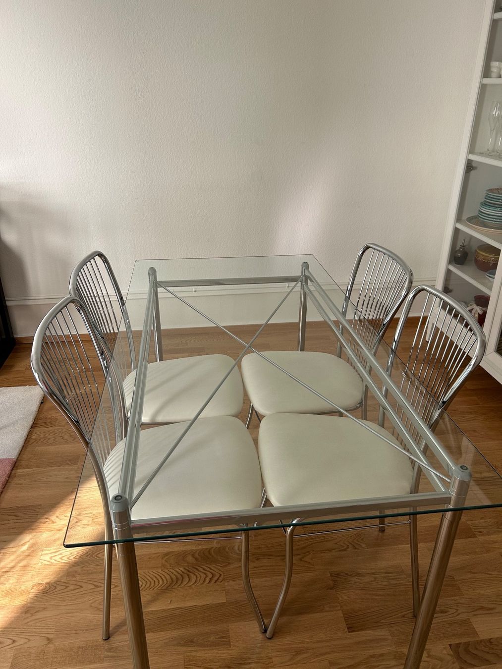 Set di tavolo e panche: Table and 4 chairs – Usato da Basel venduto da mel_5fzy
