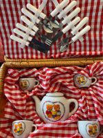 Niedliches Kinder-Picknickservice im Korb, komplett!