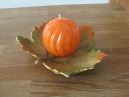 Schönes Herbst Blatt mit Oranger Kugelkerze
