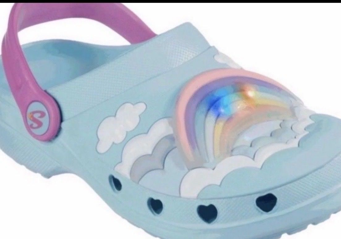 Skechers Scarpe per ragazzi: Skechers Kinder Clogs Regenbogen Wolken Hellblau Gr. 33 – Nuovo (secondo la descrizione) da Freidorf TG venduto da nad_fxh7