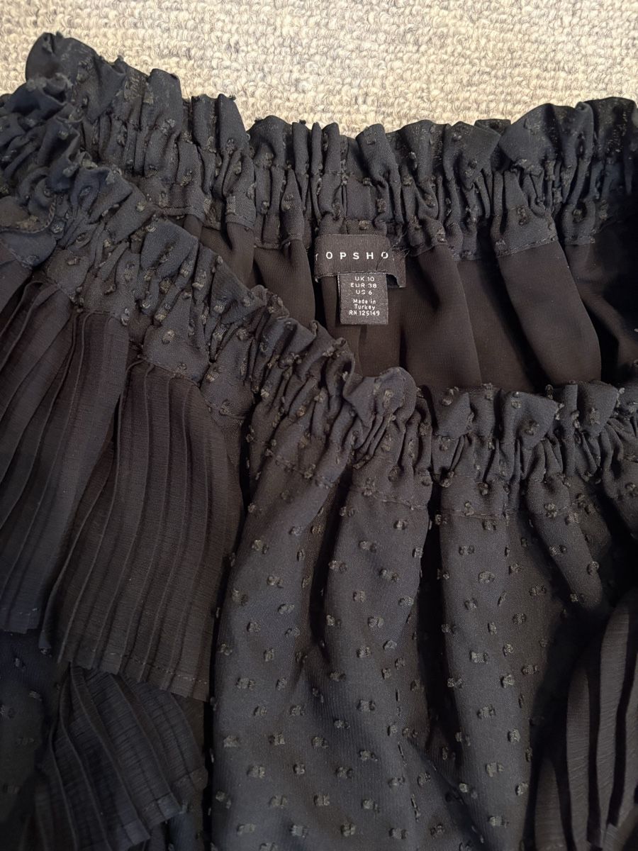 Topshop Gonne: Schwarzer Jupe TOPSHOP Gr. 38 mit Rüschen – Usato da Ebertswil venduto da shushuj 1