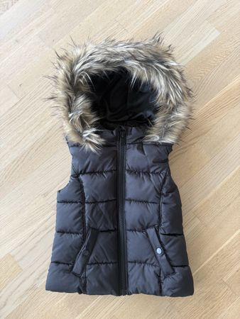 H&M Steppweste mit Kunstfell-Kapuze – Gr. 134 – Neuwertig