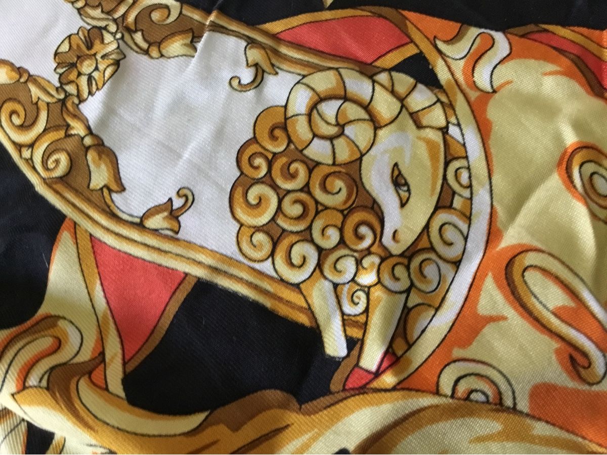 Foulard & Sciarpe: Schal mit Sternzeichen aus Seide – Usato da Schlieren venduto da Jeajet 1