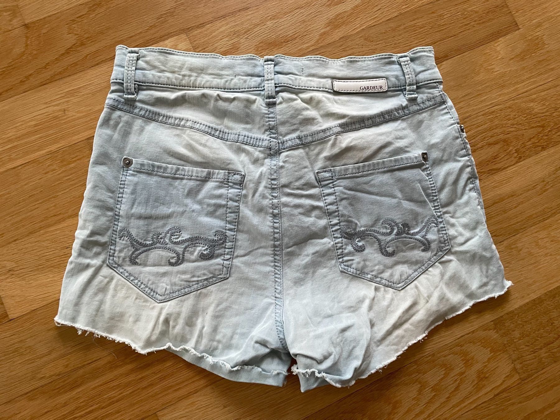 Jeans: Jeans Shorts Gr. S – Usato da Möhlin venduto da Halylea 2