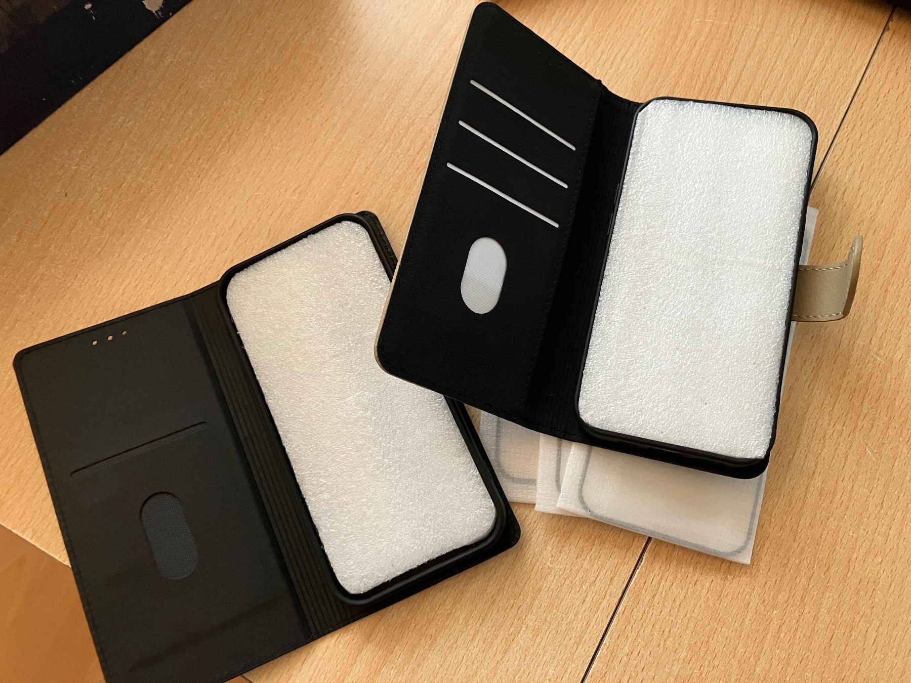 Apple Cover & Protezioni schermo: 2 x Iphone 15 Etui Leder&Glitzer // 3 x Iphone 15 Panzerglas – Nuovo e nell'imballaggio originale da Urnäsch venduto da Bergwerk. 2