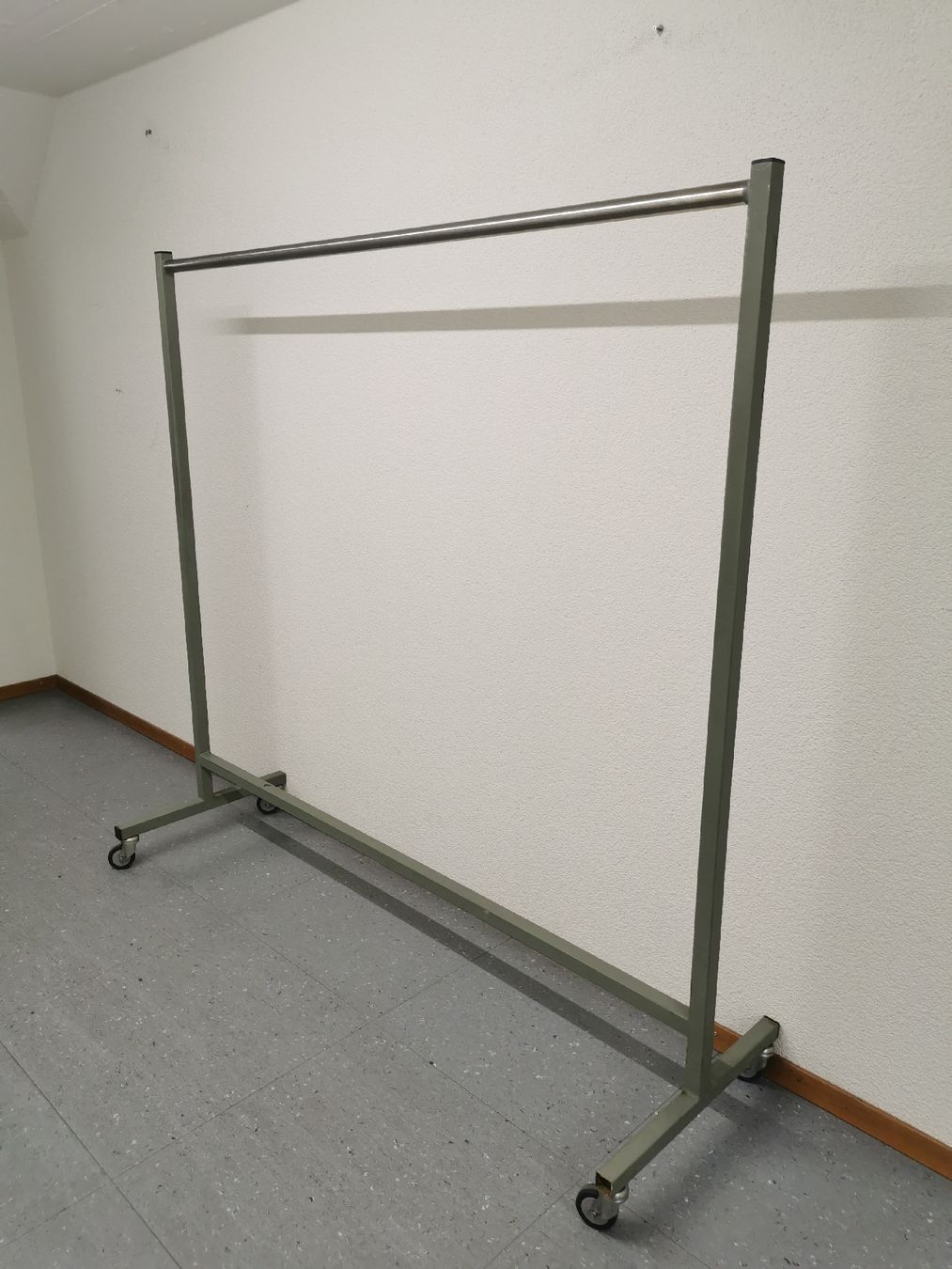 Altro in Decorazioni & Accessori: Kleiderständer auf Rollen massiv L:180 cm – Usato da Würenlingen venduto da Dianas_Second_Hand