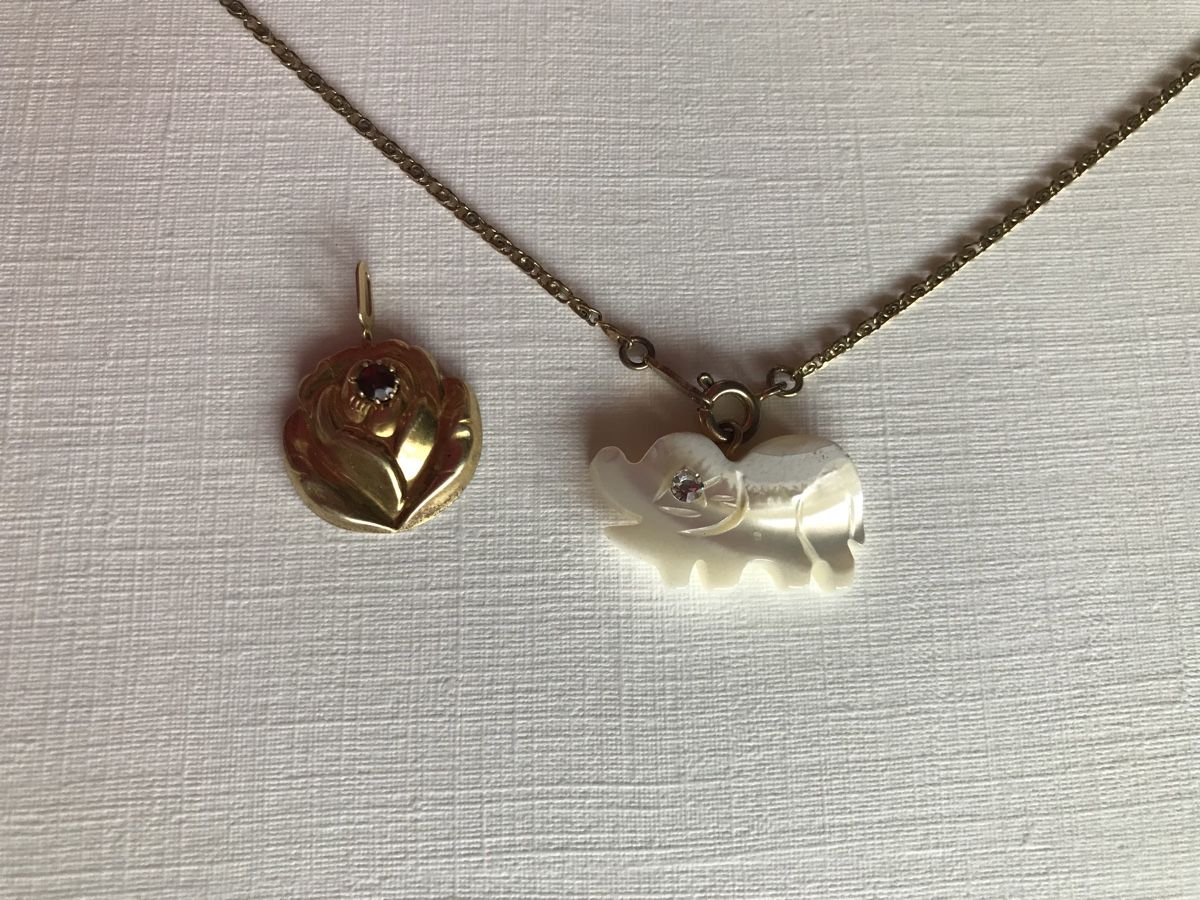 Sonstiger Schmuck: Collier plaqué or et deux pendentifs  – Gebraucht aus Grimisuat von eliseba88