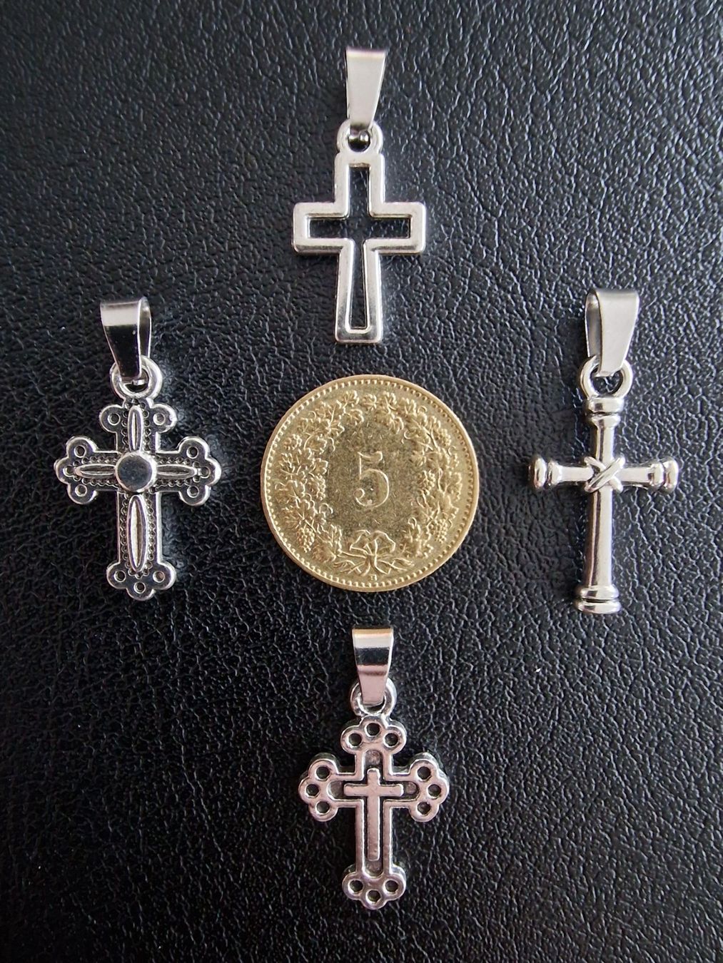 Ciondoli: 4 croix argentées, + trèfle à 4 feuilles – Nuovo e nell'imballaggio originale da Puidoux venduto da mic_c2fh