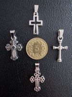 4 croix argentées, + trèfle à 4 feuilles
