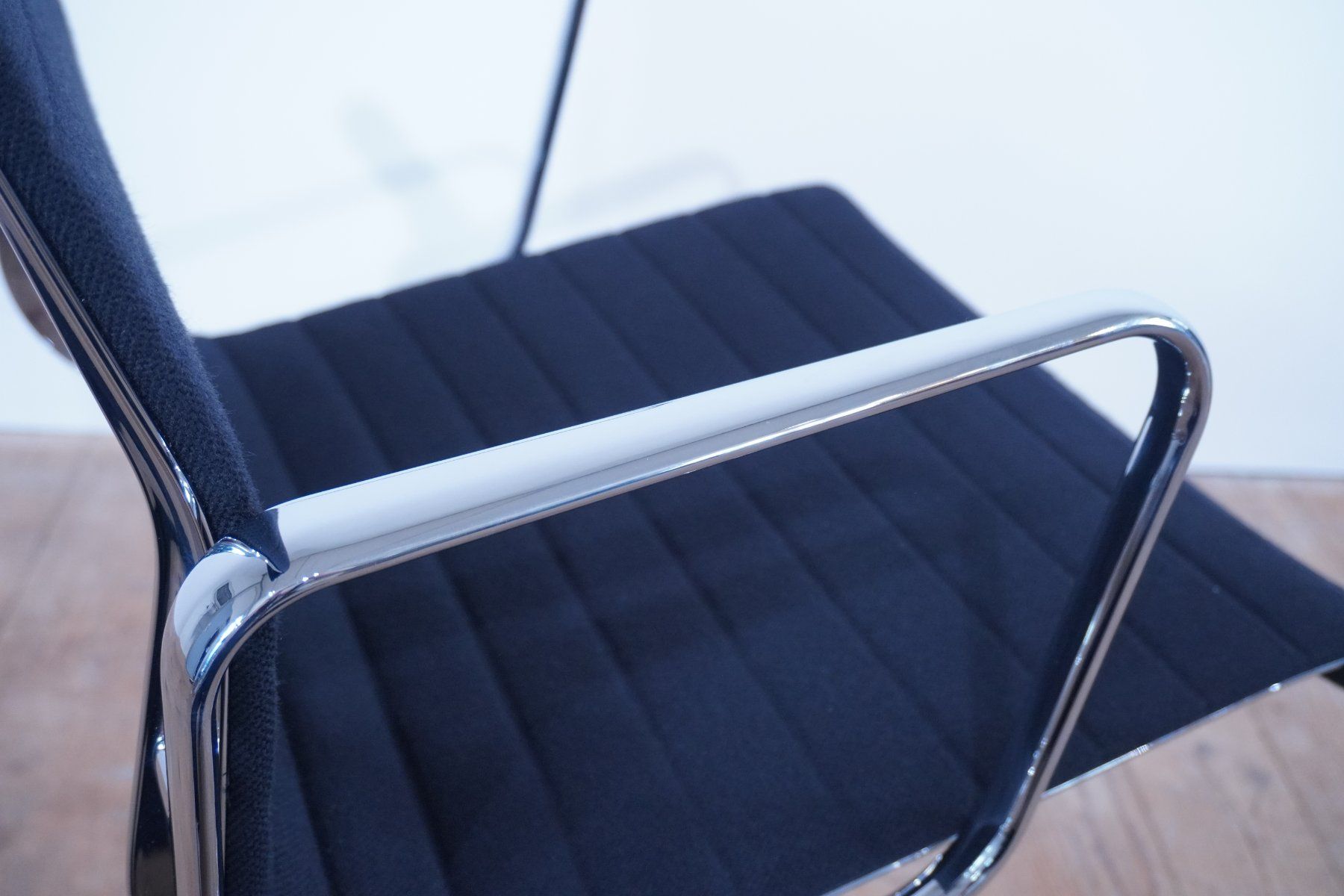 Vitra Sedie: Vitra Eames Alu Chair EA108 Hopsak nero – Usato da Bad Zurzach venduto da QLASSIQ 6