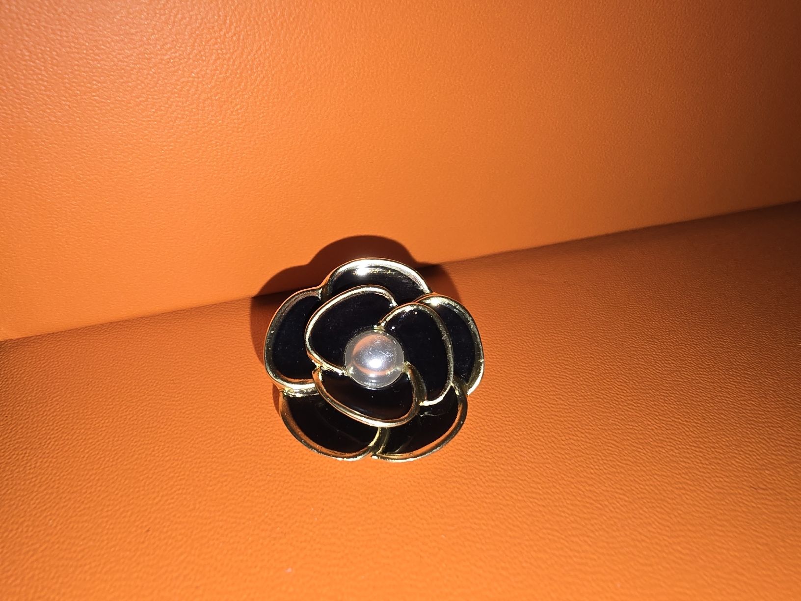 Chanel Anhänger: Chanel Kamelie Charm – Neu (gemäss Beschreibung) aus wallisellen von funkelsternchen5