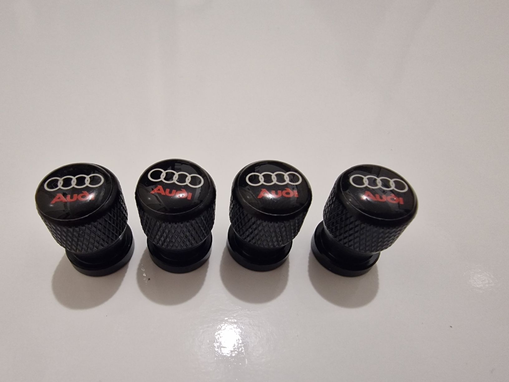 Alle Autoersatzteile: Ventilkappen ( Audi Logo ) schwarz – Neu und originalverpackt aus Sissach von  2