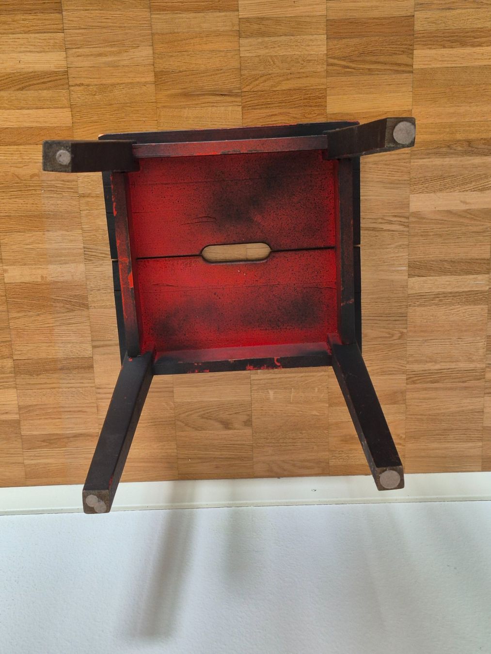 Hocker: Hocker Holz  Taburettli schwarz rot gebraucht – Gebraucht aus Zürich von Roberto040 2