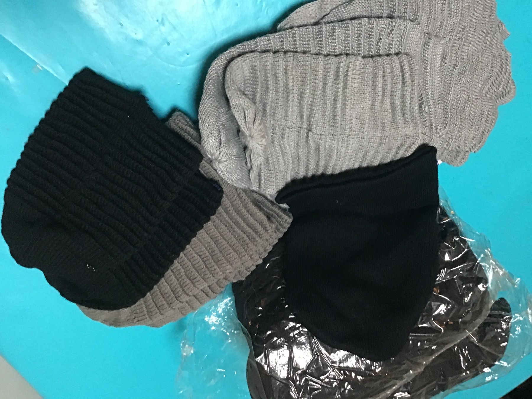 Hüte, Mützen & Caps: 35 bonnets en liquidation à 1,- pièce – Neu und originalverpackt aus Lausanne von topthai