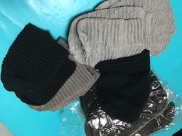 35 bonnets en liquidation à 1,- pièce