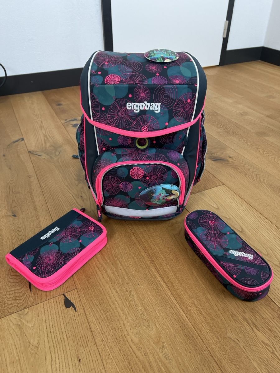 Ergobag Borse & Zaini: ergobag Schulranzen Set mit Etuis dunkelblau pink Blumen – Usato da Aeugst am Albis venduto da Bsaeub