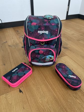 ergobag Schulranzen Set mit Etuis dunkelblau pink Blumen
