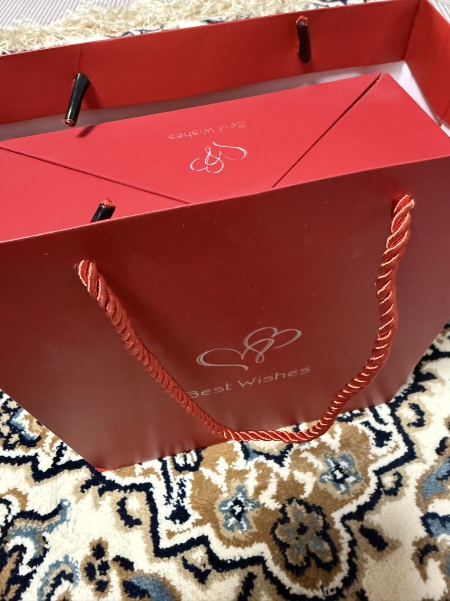Tutte le decorazioni: Geschenkbox rot mit Kunstrosen und Tragetasche neu – Nuovo e nell'imballaggio originale da Niederwangen BE venduto da by_nisrin