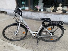 Vélo dame Racer, idéal pour la ville, comme neuf!