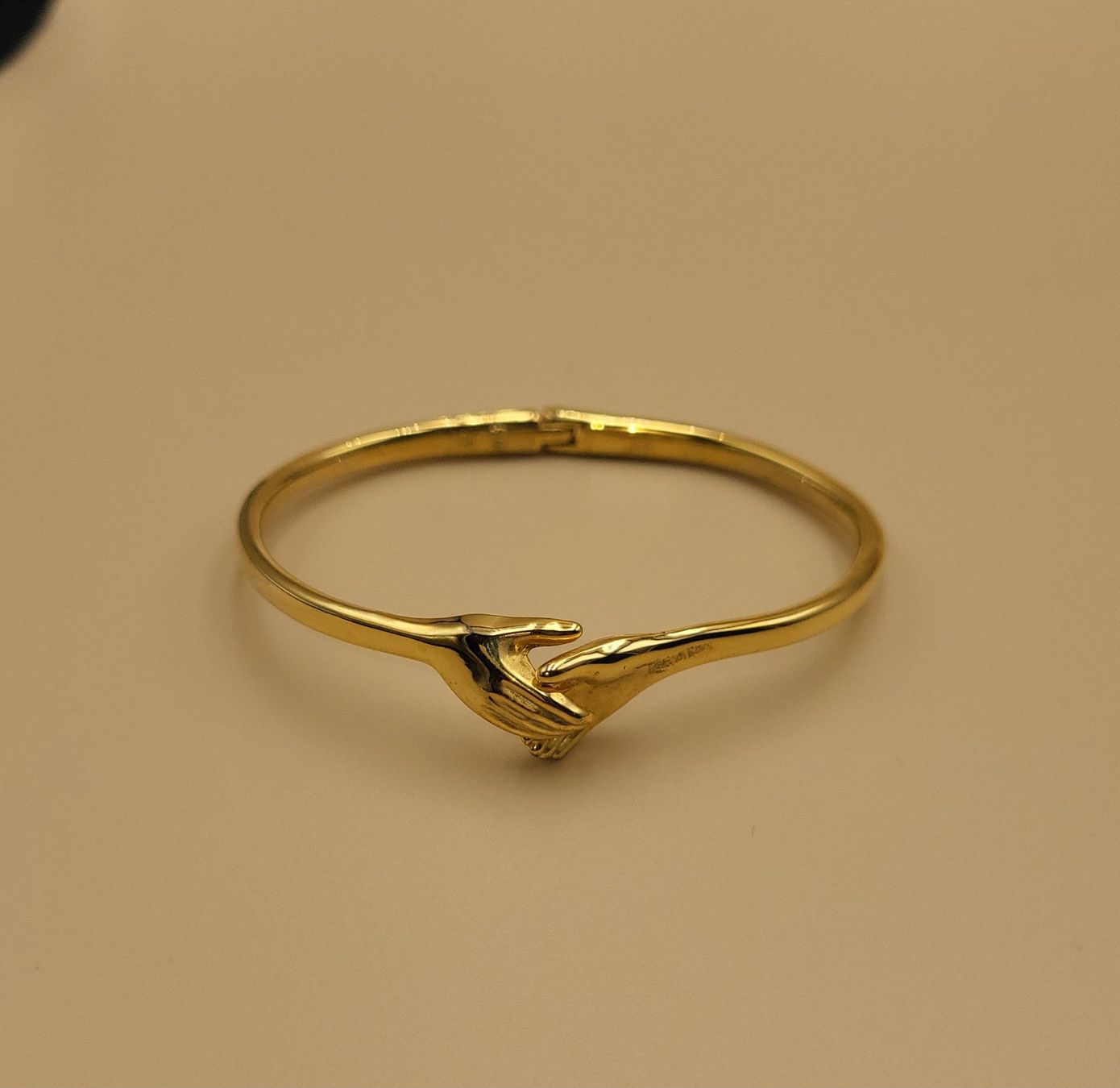 Armbänder & -reifen: Goldene Armreif mit Händchen - Symbol der Freundschaft – Gebraucht aus Wald ZH von SwissPawnshop