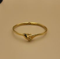 Goldene Armreif mit Händchen - Symbol der Freundschaft