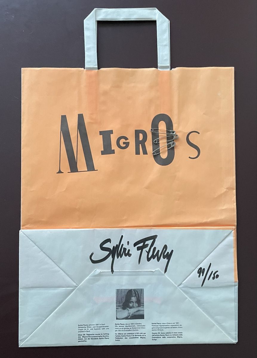 Foto & Immagini: SOMMERAUKTION - Silvie Fleury (1961) handsigniert – Usato da Bern venduto da art-for-sale