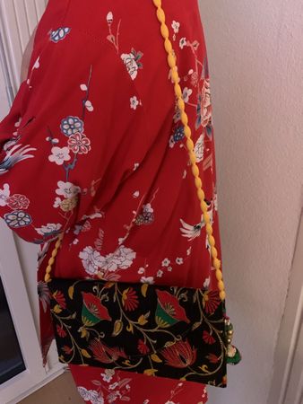 Schicke Umhängetasche mit Blumenmuster, neuwertig!