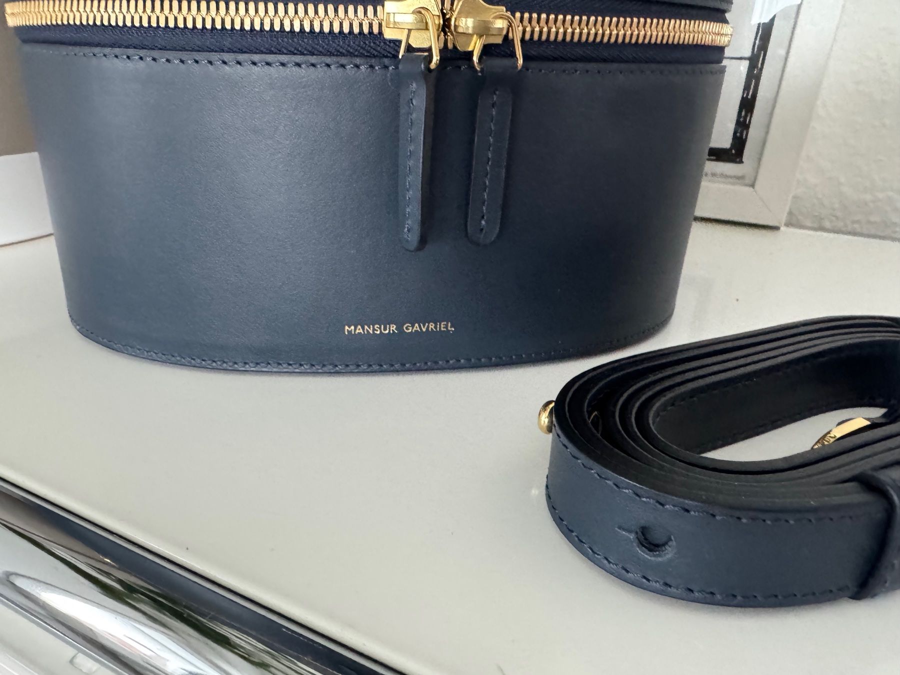 Mansur Gavriel Borse: MANSUR GAVRIEL Calf Train Case, Blau abnehmb. verst. Gurt – Usato da Zuerich venduto da Moochie 1