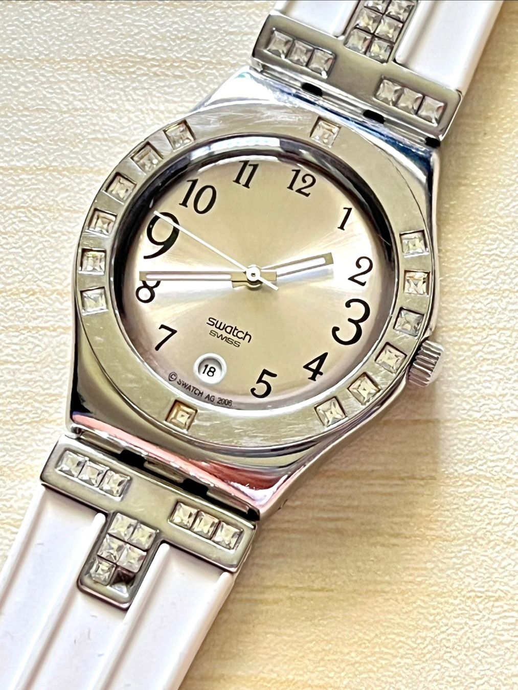 Swatch Orologi: Swatch Uhr Damen weiss mit Steinen – Usato da Grenchen venduto da chththl